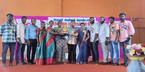 Giving away Maanbai Kappor Award